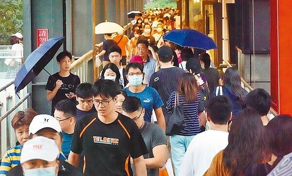 比利時工程師昨確診新冠肺炎,疑為110天來首個本土個案,指揮官陳時中表示,未來像是補習班、電影院、電梯、K書中心、KTV等場所,恐要求強制戴口罩。圖為北市百貨商圈擠滿人,多數未戴口罩。(中時電子報資料照片)