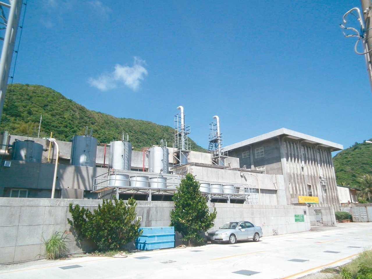 綠島發電廠共有9部柴油機組運作發電,每小時9030瓩供電量可供應付3所國中小學冷氣安裝後用電。 圖/聯合報系資料照