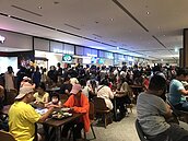 宏匯廣場人潮「大發爐」　25萬人次擠爆吃喝都排隊