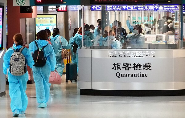 台南奇美醫院加護醫學部醫師陳志金建議疫情中心,入境者在檢疫結束,應再採檢PCR陰性再放行,對台灣守住邊境可以再多一層保障。圖為搭機抵達桃園機場的旅客,通過衛福部疾管署發燒篩檢站接受體溫量測。聯合報系資料照片/記者陳嘉寧攝影