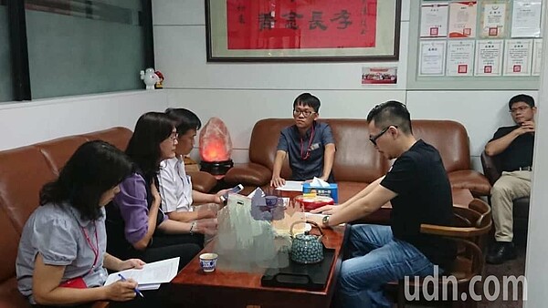 台中市議員張彥彤(右二)是前議長張宏年兒子,張家一家四口服用自費中藥鉛中毒,今衛生局公布檢驗藥材確含重金屬。圖/張彥彤提供