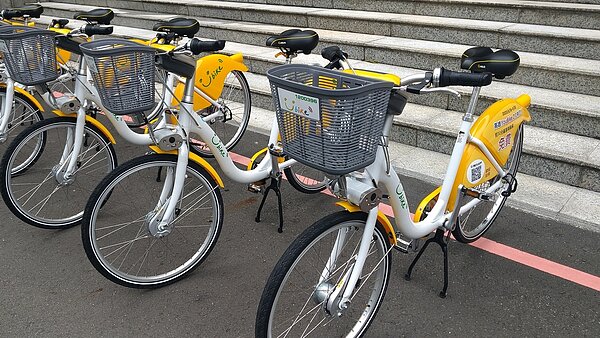 高雄市交通局推交通月票MeNGo卡,為鼓勵民眾多購買使用,8月起加碼贈MeN Go Point優惠點數,點數可用於搭乘計程車或騎乘共享電動機車、共享自行車YouBike 2.0等。圖'/聯合報資料照片