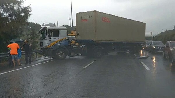 國道3號144.4公里苗栗縣通霄鎮路段南下，疑因雨造成9車連環車禍，碎片散落地面，現場一片混亂。圖／讀者提供