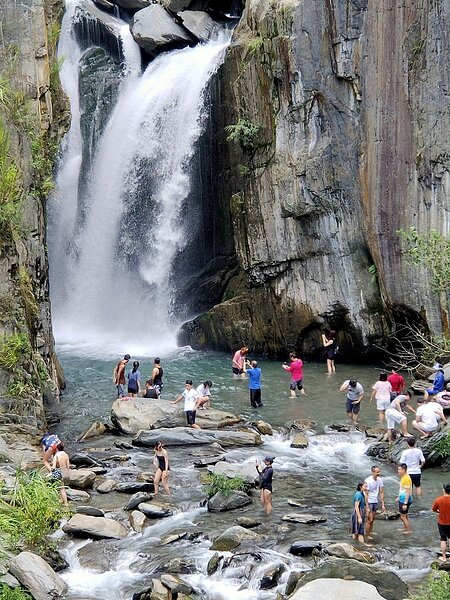 南投縣仁愛鄉夢谷瀑布周末人潮仍塞爆,民眾無視水域禁令照樣下水。圖/讀者提供