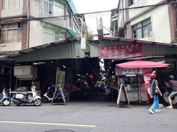 台北市舊永樂市場屋頂高度過低,萬一發生狀況,消防等救難車輛無法進入。圖/讀者提供