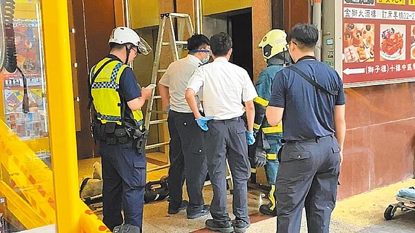 台北市西門町獅子林商業大樓，2日傍晚傳出電梯維修工人遭夾死在電梯井內。（翻攝畫面／胡欣男台北傳真）