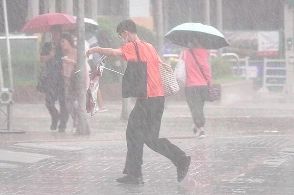 台北市災害應變中心表示,1999已接獲數起路樹倒塌通報,北投、士林也有多處積淹水情形,水利署業已發布北市中山區、內湖區淹水二級警戒。本報資料照片