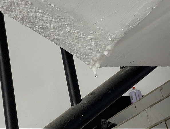 議員陳怡君說,大龍新城國宅漏水從13樓一直滴到10樓,造成公共區域多處牆壁及樓梯間積水,牆壁上還可見水痕及水泥異常隆起。質疑大龍新城國宅的公共區域就像有瀑布一般。圖/陳怡君辦公室提供