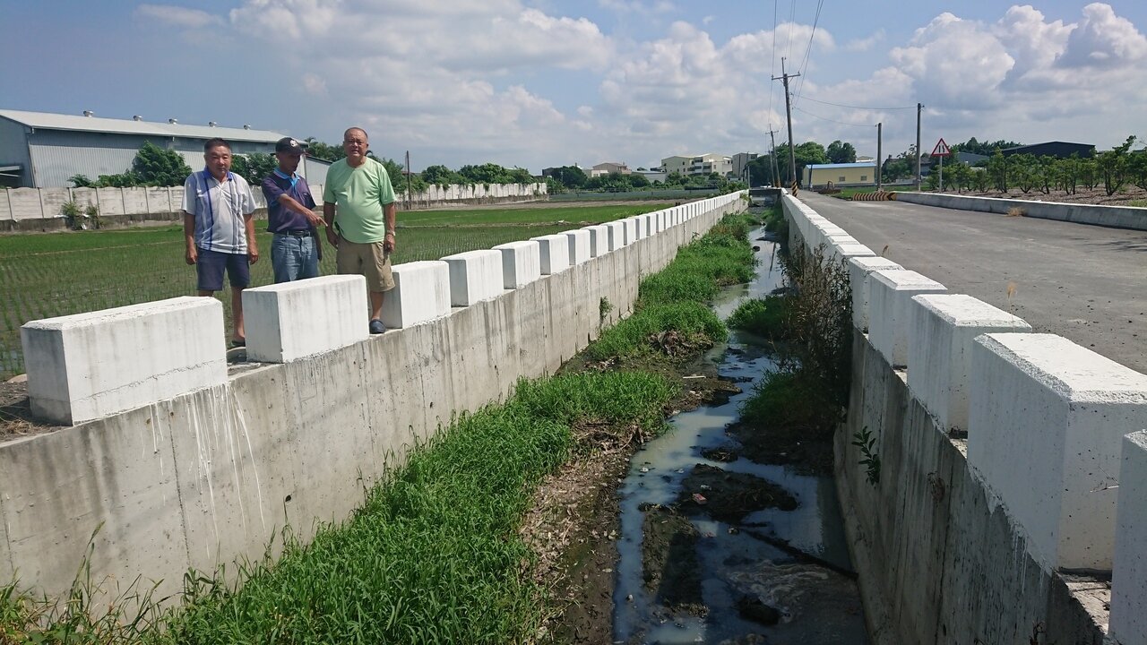 彰化縣埔心鄉羅厝村村長劉振翔、自救會幹部蔡鎮潭和陳德旺認為上游養豬場偷排豬糞尿汙染羅厝大排。記者簡慧珍/攝影