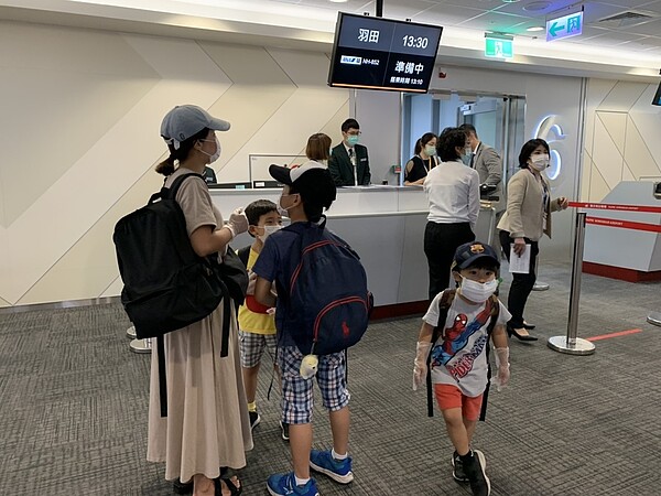 因受新冠肺炎疫情影響,而暫時停止飛航台灣的ANA,3日正式復飛,有50餘名旅客自日本搭機來台,百餘位旅客自松山機場出發前往日本。 記者楊文琪/攝影