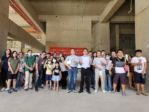 建築安全履歷協會攜手仁發建築舉行「Alfa Safe耐震系統工法品質觀摩會」,建築安全履歷協會戴雲發理事長、仁發建築林建宏協理及住戶一同合影。