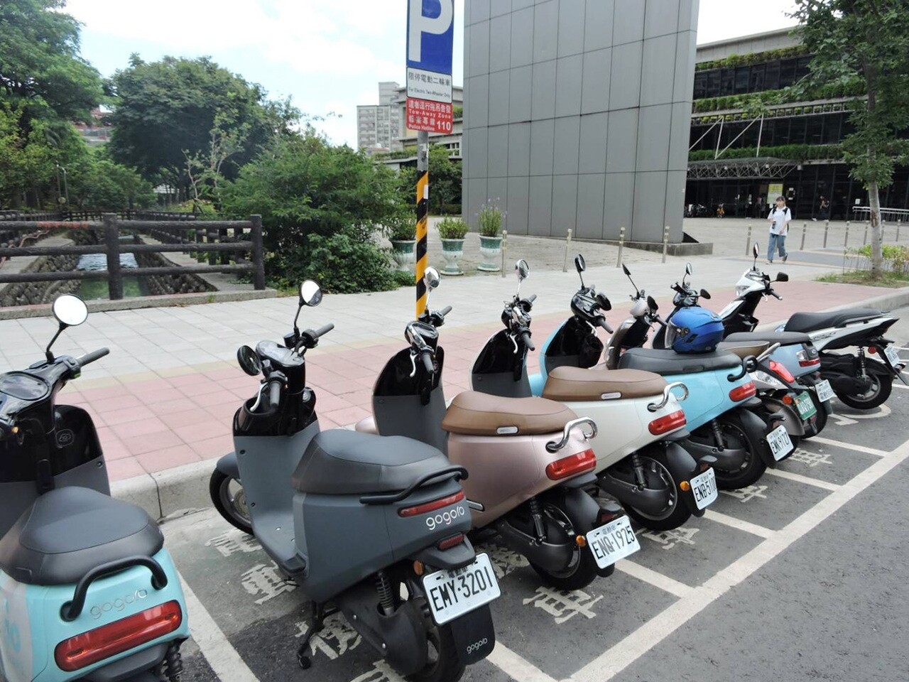 桃園市府大力推動換新購電動機車(見圖)降低空汙,全市至今換新購電動機車達7萬1千輛全台最高。記者曾增勳/攝影