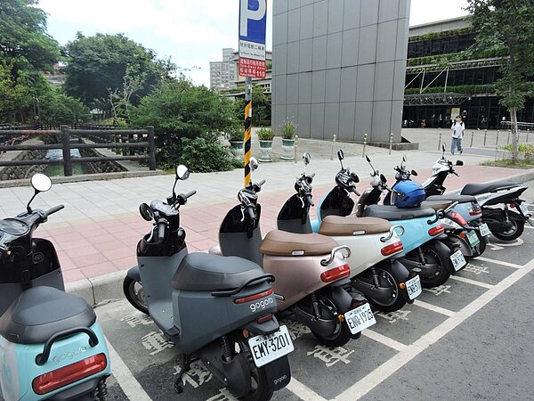 桃園市府大力推動換新購電動機車（見圖）降低空汙，全市至今換新購電動機車達7萬1千輛全台最高。記者曾增勳／攝影 