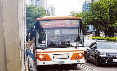 台中1名邱姓女大生搭乘304號公車，卻發生車門夾住脖子的意外。（陳世宗攝）