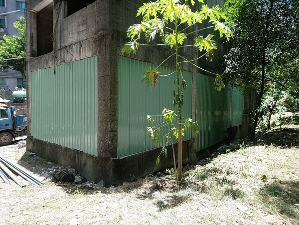 新莊新北大道7段廢棄建築物已施作完成圍籬,避免被民眾誤闖發生危險。圖/新北市政府提供