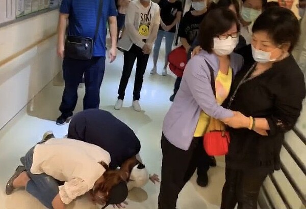 新北市樹林區21歲員警楊庭豪,昨凌晨在前往支援打群架的勤務途中,騎警用機車遭無照少年撞傷,目前仍在加護病房,立委葉毓蘭(右一)今早到場關心慰問家屬。民眾提供