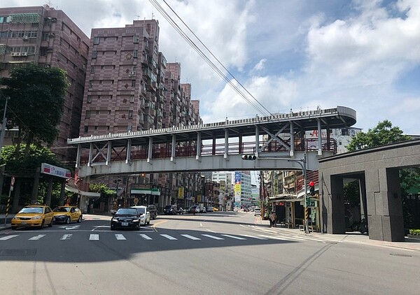 拆除中的新店大鵬陸橋。圖/新北市工務局提供