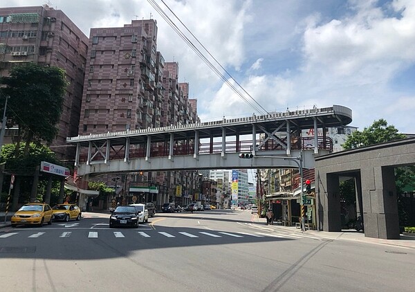 拆除中的新店大鵬陸橋。圖／新北市工務局提供