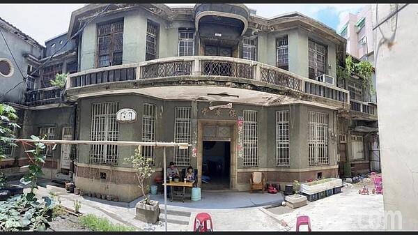 彰化縣員林市80多年歷史的曾家洋樓古厝保安堂最近傳出要賣,開價五千多萬元,引發關注,有民眾耽心不知會不會被拆,接受委託的業者表示,非常希望能找到好買家,把美麗建物保存下來。圖/民眾提供
