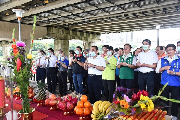 新北市府水利局於4日在碧潭西岸舉行「碧潭堰改善暨周遭環境營造」開工動土典禮。圖／新北市政府提供