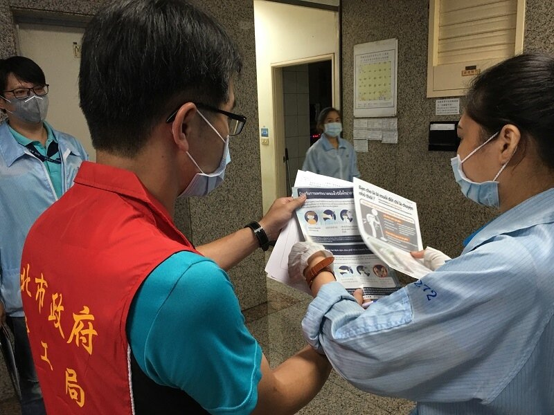 新北市勞工局至企業宣導防疫項目並抽查是否符合規定。圖/新北市勞工局提供