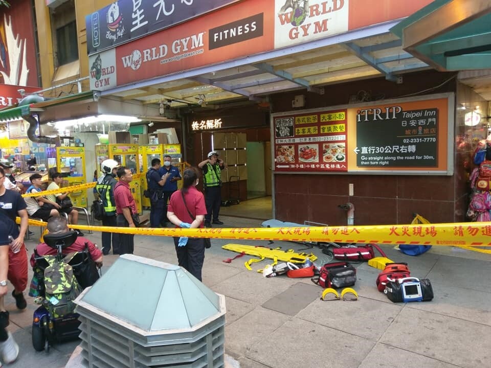台北市西門町商圈的獅子林大樓,日前發生一起電梯工安意外,一名維修工人遭電梯夾住,傷重不治。圖/截自臉書社團《我是萬華人》