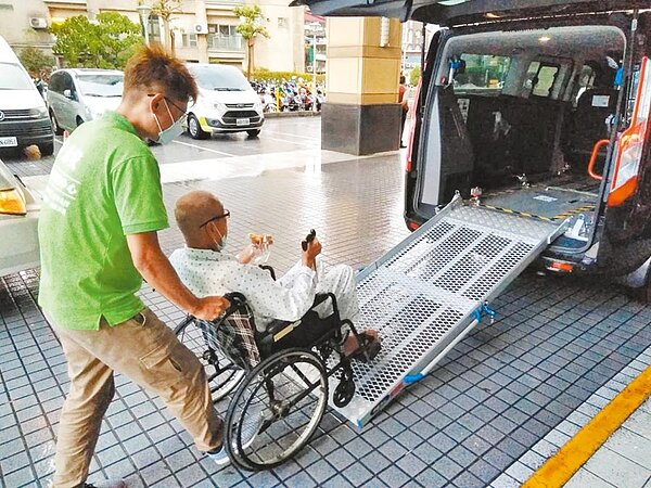 新北市衛生局與私立逢甲大學合作，整合41家計程車和社福單位的450輛「長照專車」，推出「長照交通整合服務平台」網頁。（新北市衛生局提供／許哲瑗新北傳真）