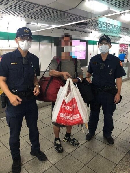 台北市一名55歲林姓男子日前搭接運時，不慎將裝有繳納房租5萬元的現金提袋遺忘在車廂內，所幸在兩名員警協助下，順利尋回，且金額沒有短少。圖／台北市政府提供