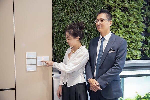 瑞司照明_觀境設計(左)謝婉毓總監及王啟祥總經理。圖/瑞司照明、傑芳廣告提供