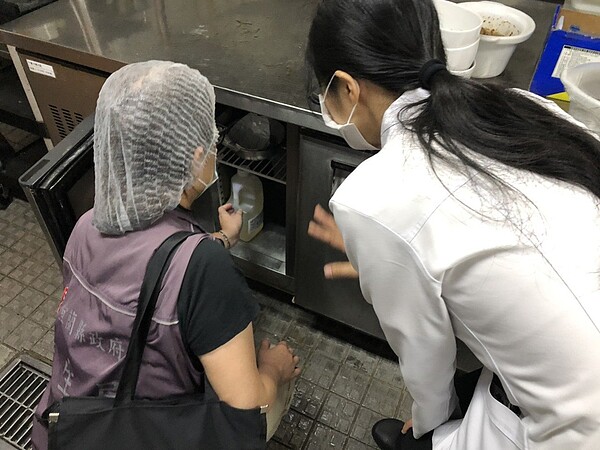 礁溪老爺酒店疑似客人食物中毒,衛生局前往稽查,並要求餐廳暫停營業接受調查。圖/衛生局提供