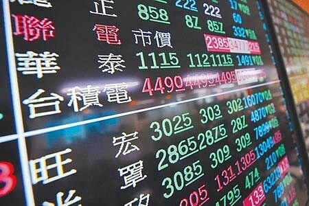在外資推波助瀾及晶圓雙雄台積電、聯電等權值股領軍下,台股5日加權指數收盤站穩12800點關卡,指數收在12802點,續創收盤歷史新高。(本報資料照片)