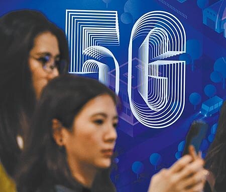 5G開台剛滿月，民眾升級意願低，業者援引韓國經驗，推估至少明年下半年才會「動起來」。圖為5G手機。（本報資料照片） 