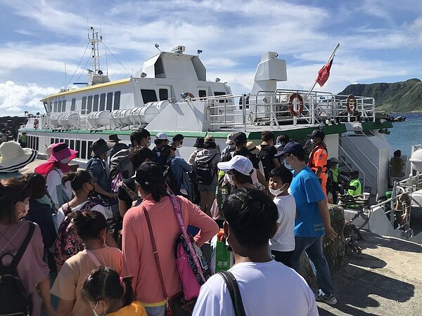 蘭嶼旅遊人數暴增,到7月為止,今年入島達15萬人次,衍生許多亂象,如隨意丟棄垃圾、碼頭交通凌亂等,有島上居民建議對遊客做總量管制。圖/讀者提供