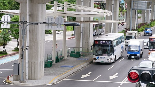 思源路往北(五股)方向快車道的外側車道調整為公車優先道。圖/新北市政府交通局提供