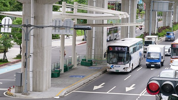 思源路往北（五股）方向快車道的外側車道調整為公車優先道。圖／新北市政府交通局提供