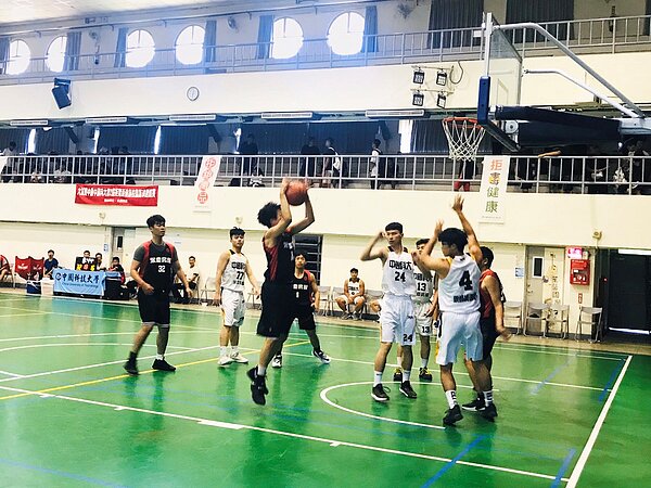 永慶房屋企業明星隊與中國科技大學校隊表演賽,展現運動家精神,現場熱血沸騰。圖/永慶房產集團提供