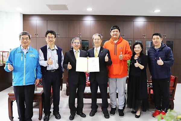 永慶房屋贊助中國科技大學籃球隊追夢基金受頒感謝狀。圖/永慶房產集團提供