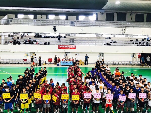 永慶房屋贊助台北市文山區舉辦「拒毒盃」籃球聯賽，共16校共襄盛舉。圖／永慶房產集團提供