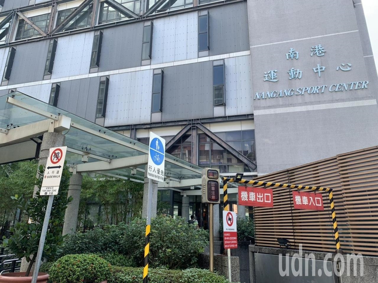 台北市12區運動中心除了維持量體溫、實名制，也將下修室內容留人數，單一空間會控制在100人以下。記者趙宥寧／攝影