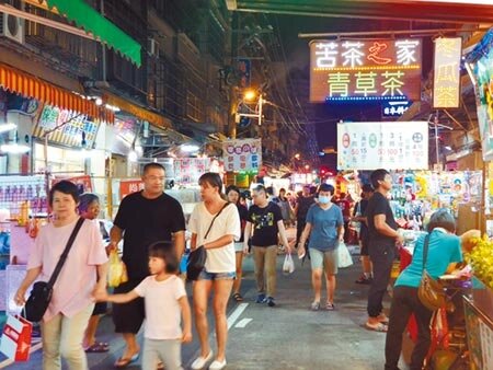 桃園觀光夜市6日晚間僅部份民眾佩戴口罩,多數民眾不甩中央政策。圖/賴佑維攝