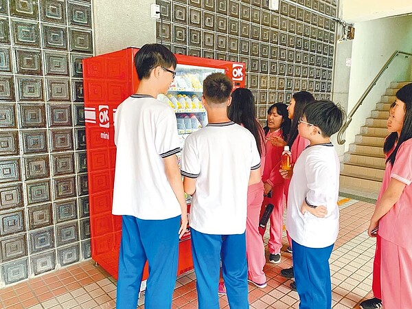 北市去年推出「一校園一智慧販賣機」政策,經調查發現近5成校園,不願設置販賣機。(台北市教育局提供/賴彥竹台北傳真)