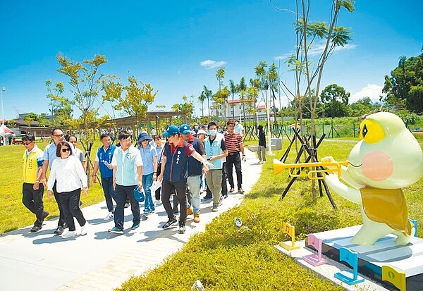 嘉義市長黃敏惠（左三）與各界人士參觀綠映水漾公園樹蛙造型藝術。（嘉義市政府提供／廖素慧嘉義傳真）