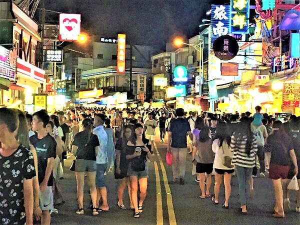 恆春半島暑假遊客大量湧入，造成自來水用水驟增，每到近滿房的假日，恆春鎮郊區管線末端用戶水量就變小或沒水，連想儲水備用都來不及。記者潘欣中／攝影 