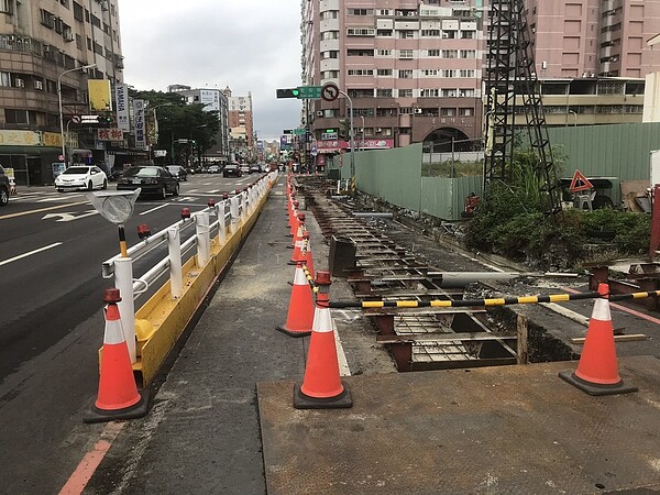 台中鐵路高架化後，市府近日啟動「地下道填平工程」，預計明年4月全數完工，圖為豐原區圓環北路施工。圖／台中市建設局提供