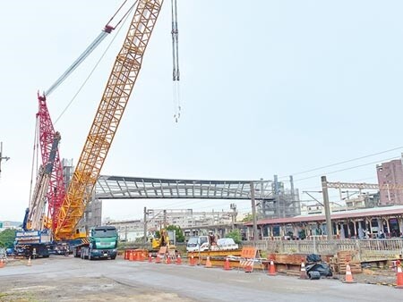 大甲車站人行跨越橋主體橋面吊裝作業完成，預計7月底完工。（陳淑娥攝）