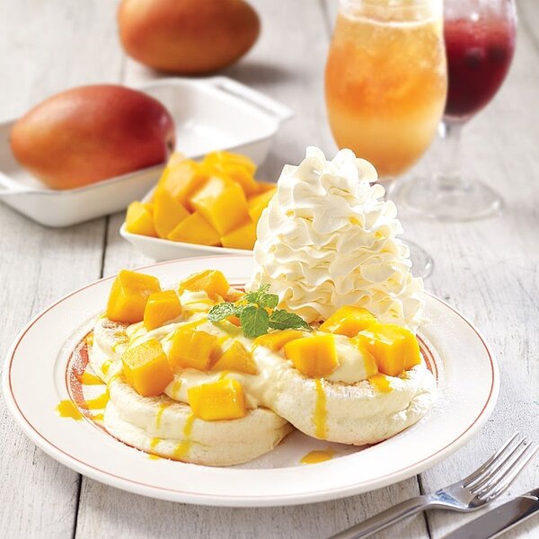 宛若火山一般的鮮奶油，乃是Eggs ’n Things鬆餅的最大特色。圖／取自Eggs 'n Things Taiwan粉絲頁