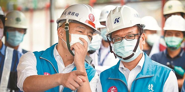 高雄市長韓國瑜21日視察輕軌建設進度，捷運局長范揚材（右）。圖／袁庭堯