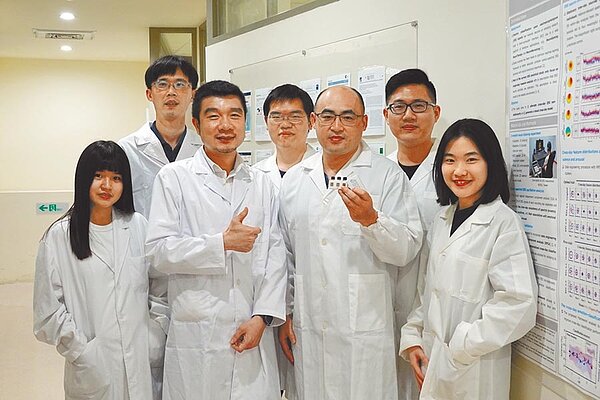 中山大學醫學科技研究所團隊研發新冠肺炎15分鐘快篩易測瓶,靈敏度較傳統提升6千倍。(國立中山大學提供/袁庭堯高雄傳真)