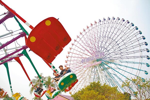 疫情趨緩，雲林縣古坑鄉劍湖山世界及度假大飯店業績回升3成，其中，學生畢業旅行團占多數。（劍湖山世界提供）