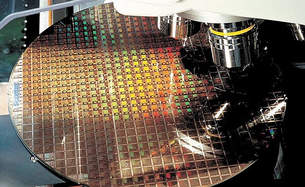 工研院昨發布「2020年台灣製造業景氣展望預測」,在新冠肺炎疫情衝擊下,今年製造業產值推估衰退5.05%,台灣半導體產業產值卻正成長4%到5.7%,優於全球表現。(台積電提供)